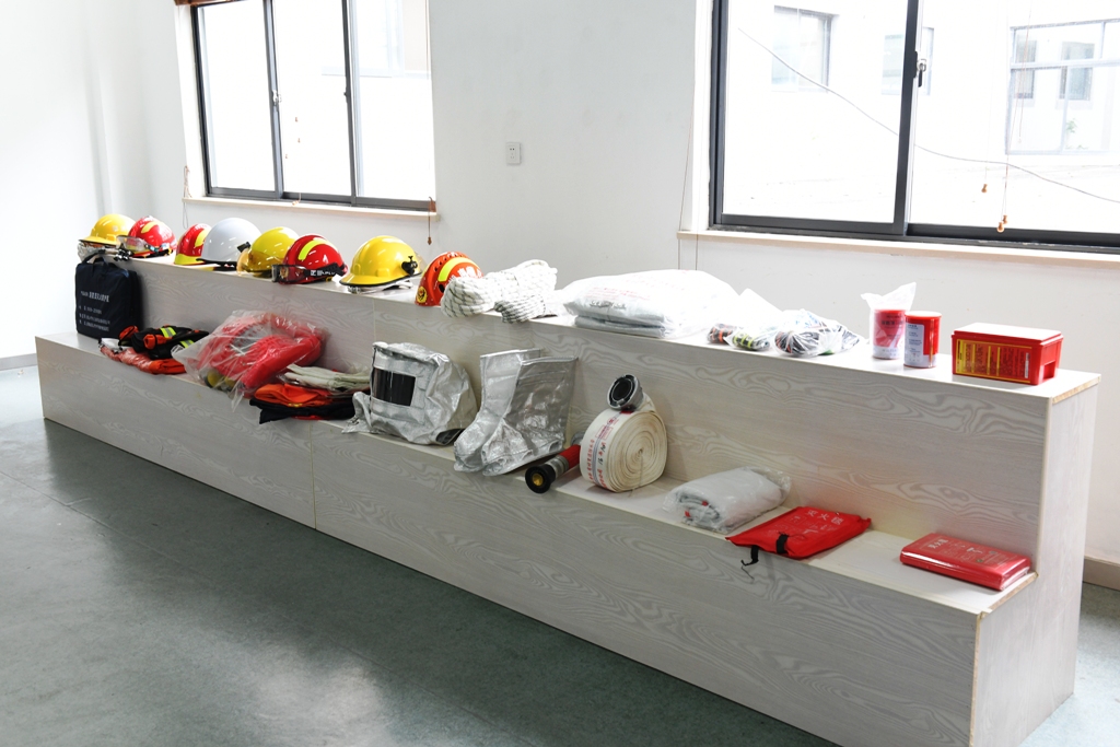 消防防護(hù)裝備1.JPG 消防防護(hù)裝備1.JPG